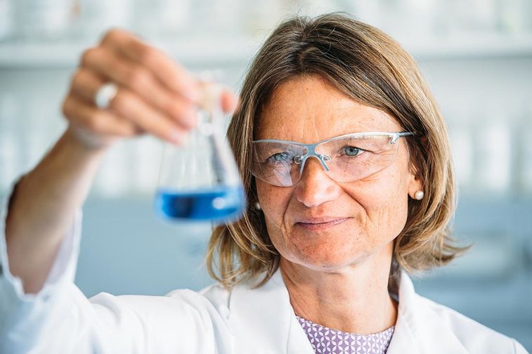 Laboranalyse durch Mitarbeiterin bei Dr. Hartmann Chemietechnik