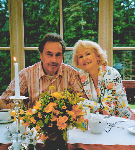 Fotografie von Werner Wolf und seiner Ehefrau an einem Tisch mit Blumen
