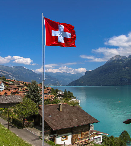 Schweizer Flagge vor Bergpanorama und See, Symbolbild Dr. Hartmann Chemietechnik Schweiz